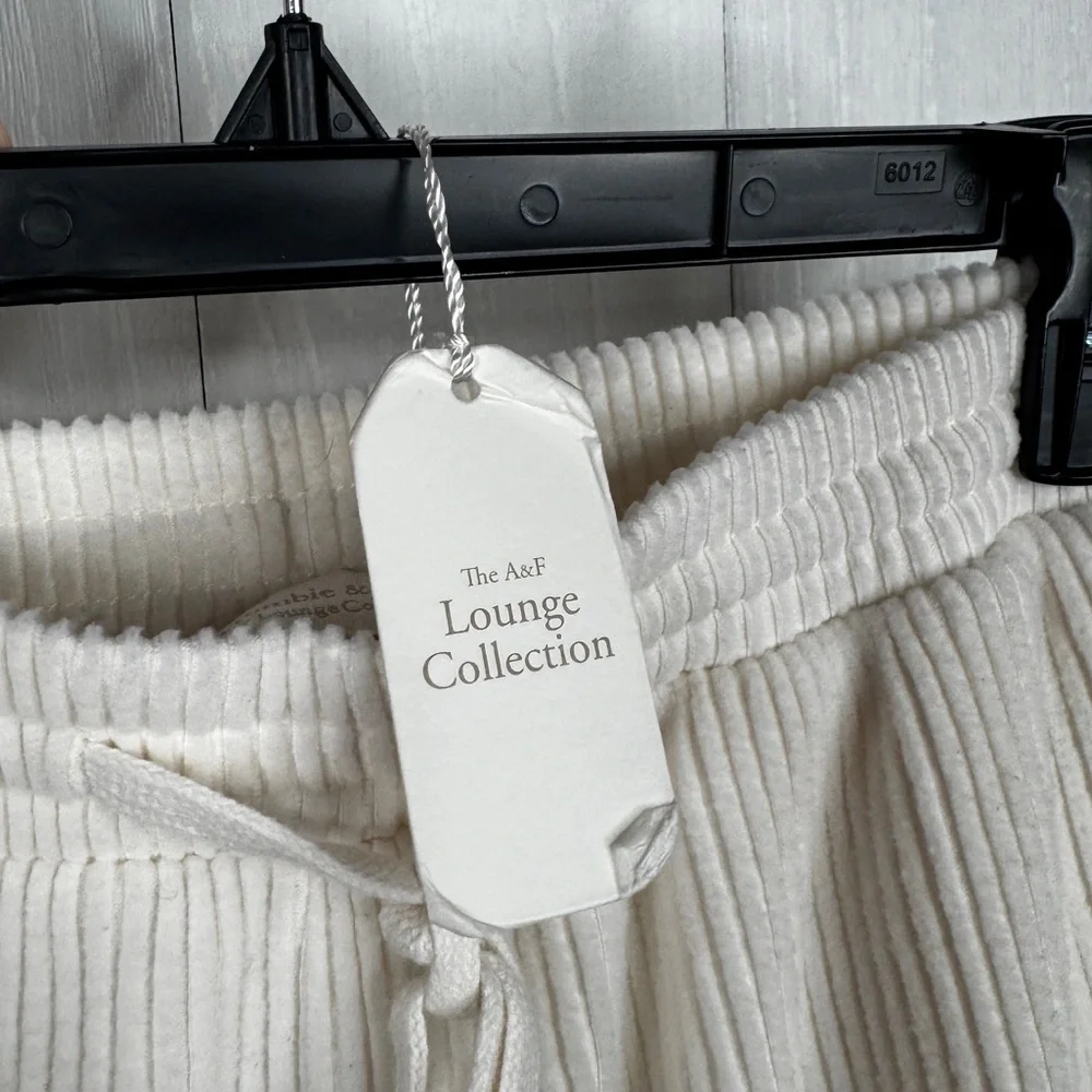Abercrombie & Fitch Cream Athletic Shorts - Lounge Collection - Picture 6 of 7